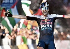 El alemán Nico Denz levanta los brazos al cruza la meta en Cesano Maderno.