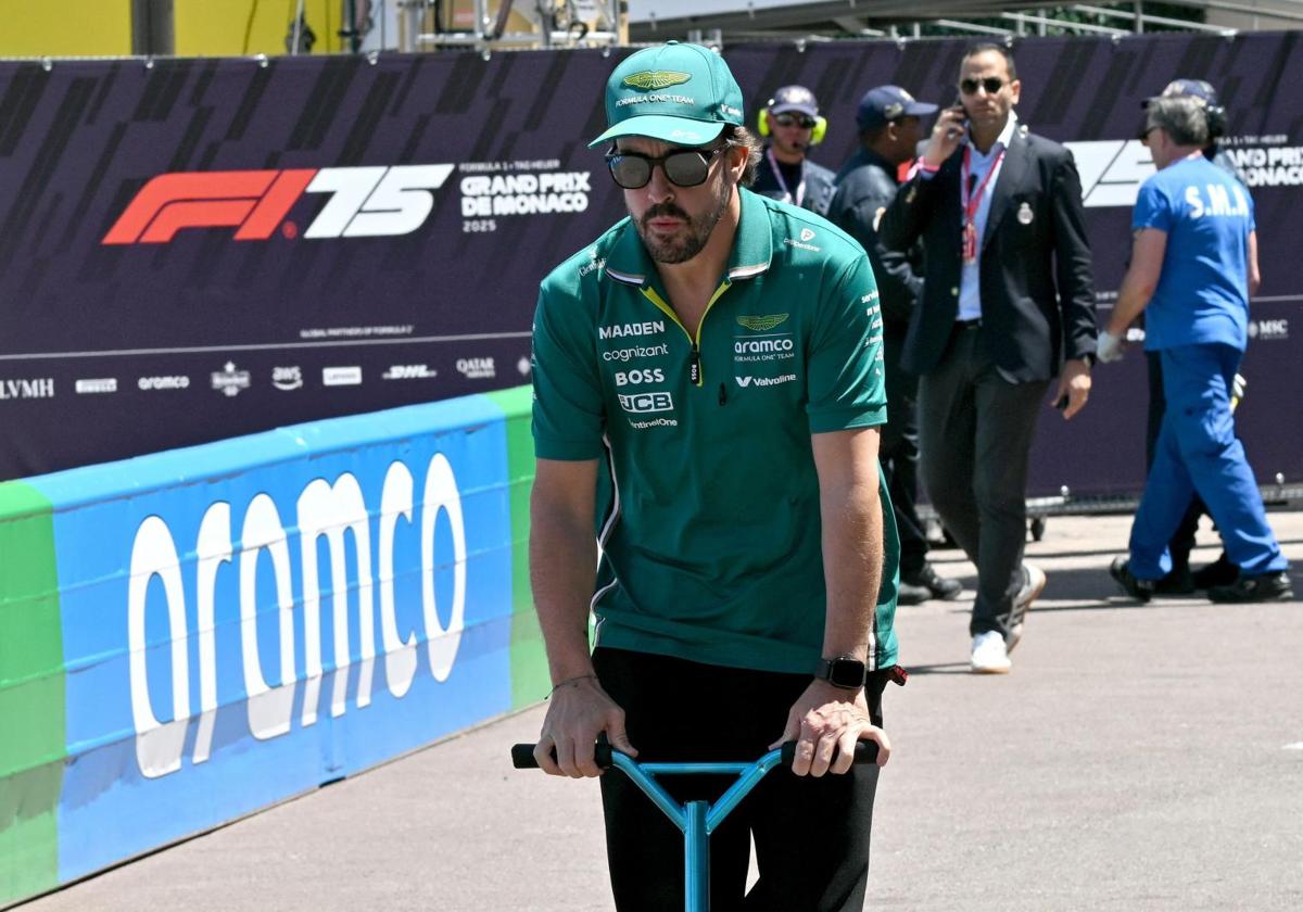 Momento surrealista de Fernando Alonso con un bebé en Barcelona
