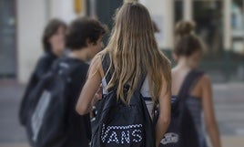 Estudiantes entran a clase en un centro concertado.