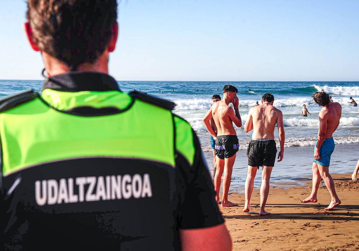 Imagen de este jueves en la playa de Larrabasterra en Sopela.