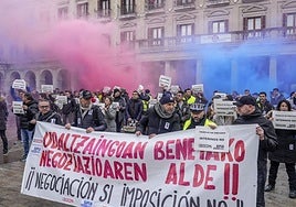 Una de las multitudinarias concentraciones de la plantilla de la Policía Local ante el Ayuntamiento de Vitoria.