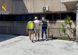 Agentes de la Guardia Civil y la Policía Nacional escoltan a un detenido a comisaría.
