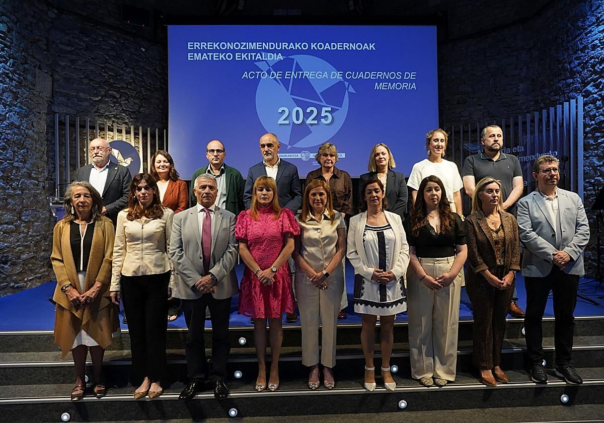 Foto de familia de víctimas y autoridades tras la entrega de cuadernos.