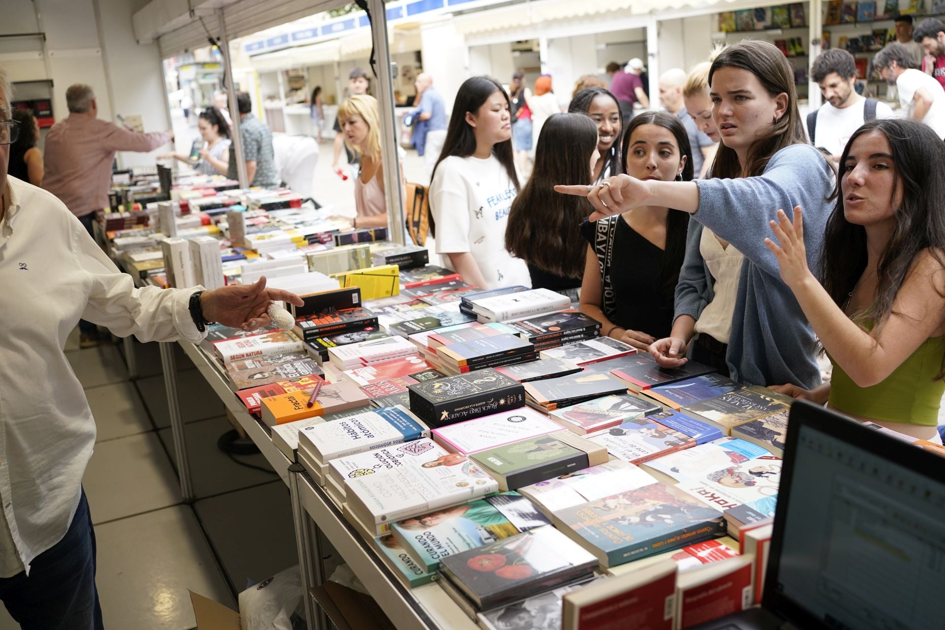 Lectores, en las casetas recién inauguradas en la Feria del Libro de Bilbao.