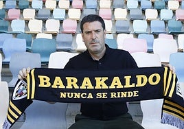 Imanol de la Sota con la bufanda del Barakaldo en Lasesarre.