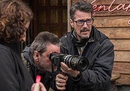 El director de fotografía vitoriano junto a Enrique Urbizu, con la vista en la mirilla.