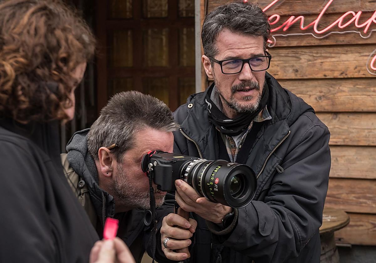 El director de fotografía vitoriano junto a Enrique Urbizu, con la vista en la mirilla.