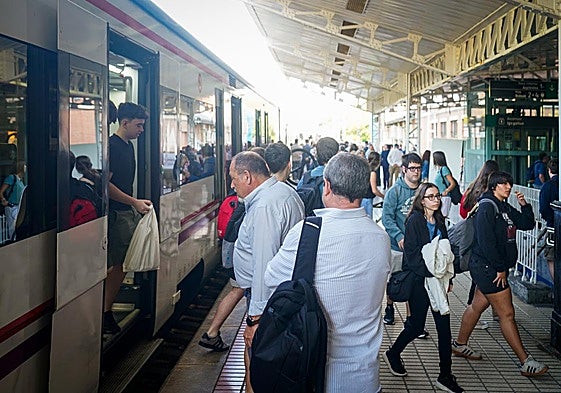Pasajeros se bajan del tren en la estación de Vitoria