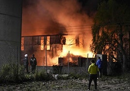 El incendio, según los informes técnicos, se inició hacia las 19.00 horas entre residuos plásticos.