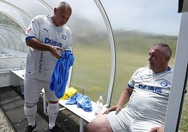 Téllez, sentado en el banquillo, junto a Javi Moreno en el partido de veteranos del Alavés.