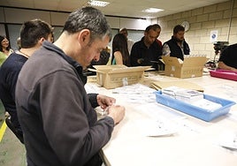 Usuarios realizan tareas de embolsado de piezas en el Centro Ocupacional Gasteiz.