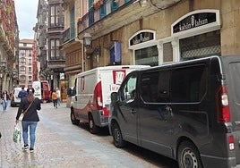 Una comerciante del Casco Viejo denuncia que no puede abrir su tienda por los repartidores.