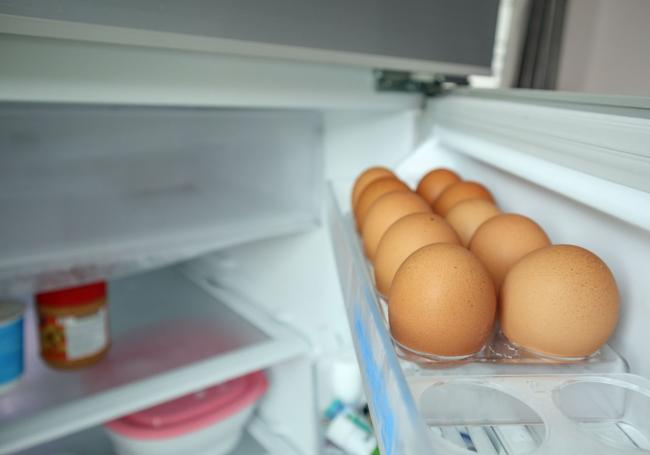 Los huevos no se deben guardar en la puerta de la nevera.