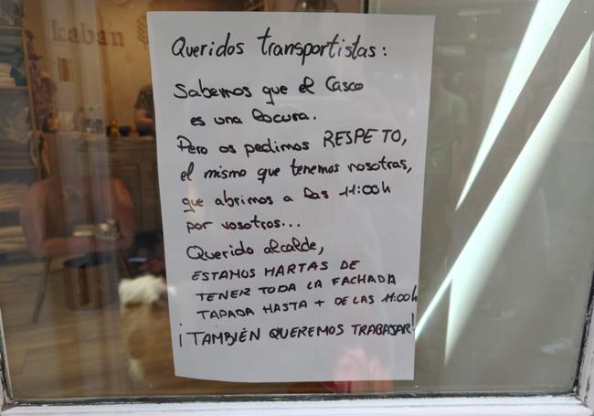 Uno de los carteles que ha pegado en su escaparate para pedir «respeto» a los repartidores.