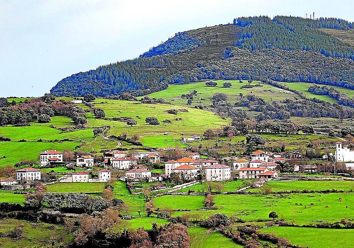 Panorámica de Artieta, a la sombra de las sierras Sálvada y de Peña.