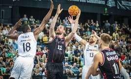 Hlinason lanza a canasta en un partido contra el Real Madrid.