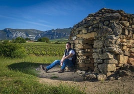 El bodeguero Diego Magaña Tejero (42), en el chozo San Martín, a las afueras de Laguardia con Sierra Cantabria al fondo.