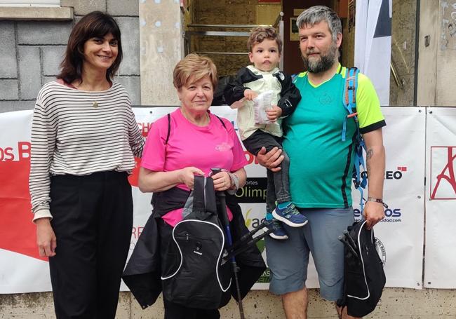Idoia Martínez, de EL CORREO, entregó un obsequio al benjamín y a la más veterana de la marcha.