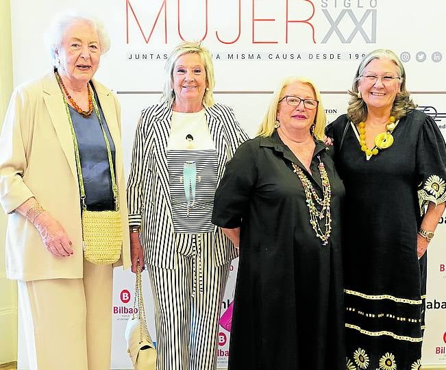 María Luis Cañas, Rosa Gil, Purificación Ruiz y Aurora Obregón.