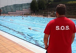 Imagen de la piscina grande exterior del polideportivo de Gorostiza, en Barakaldo.