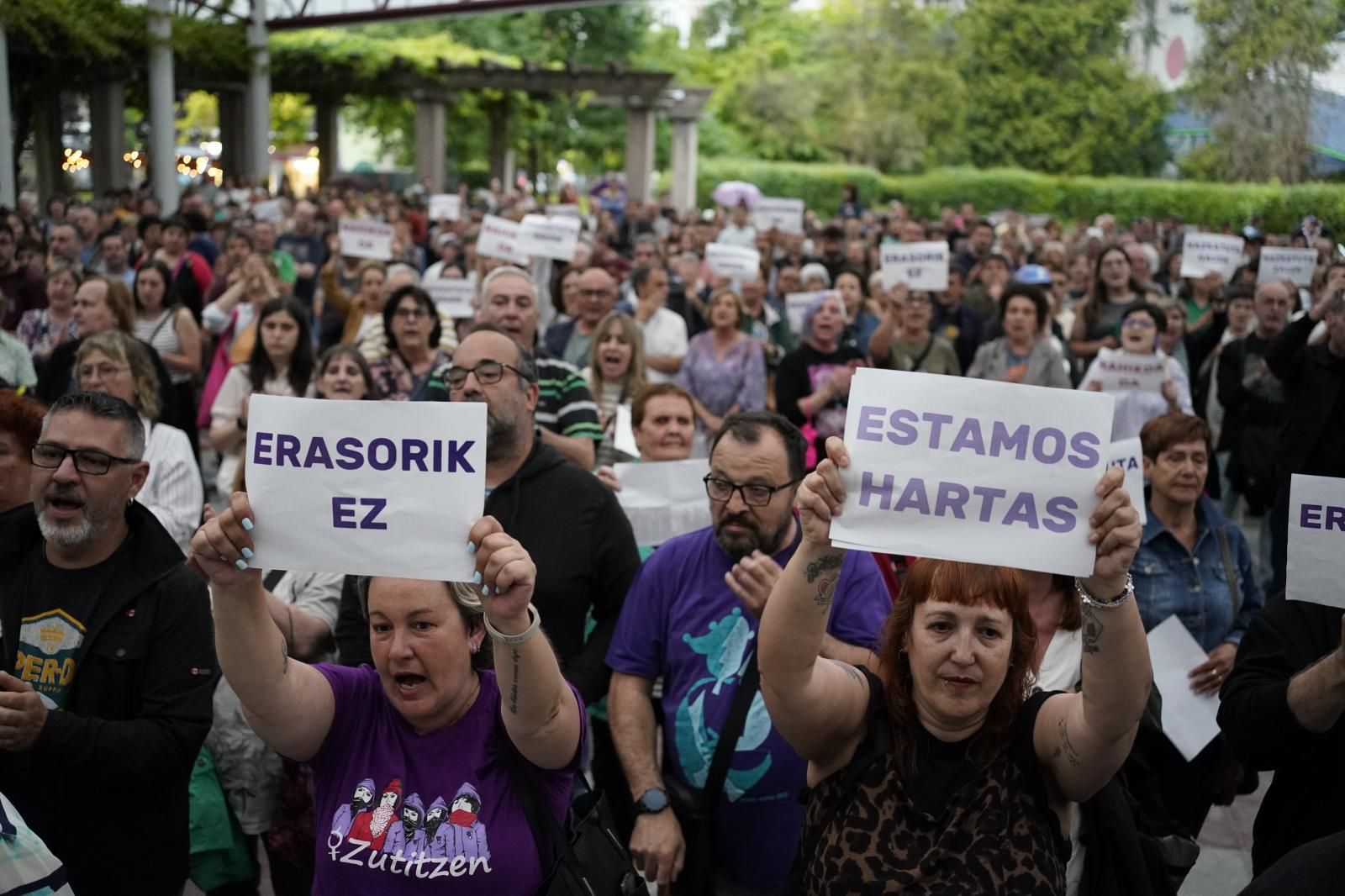 Las imágenes de la concentración de Rekalde en repulsa por el asesinato de la niña de 13 años