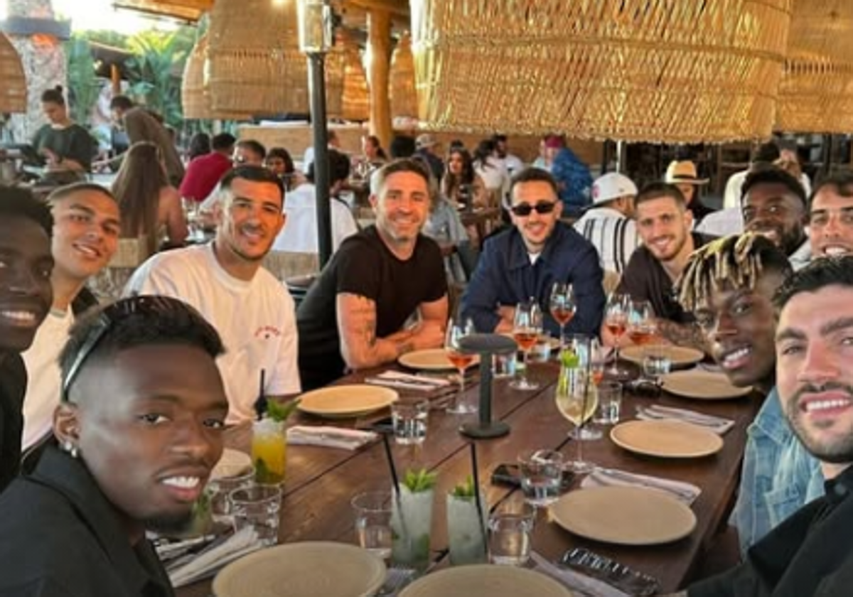 La foto que faltaba de las vacaciones del Athletic en Grecia: la cuadrilla al completo