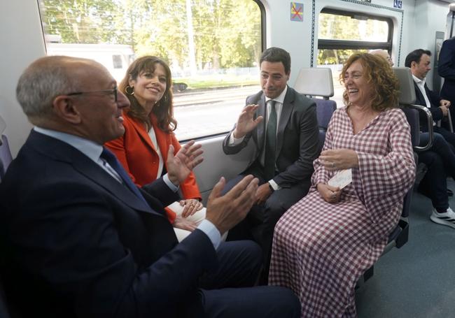 El lehendakari Imanol Pradales, sentado junto a Susana García, consejera de Movilidad; la alcaldesa Maider Etxebarria y Ramiro González, diputado general de Álava han viajado hasta Manzanos.
