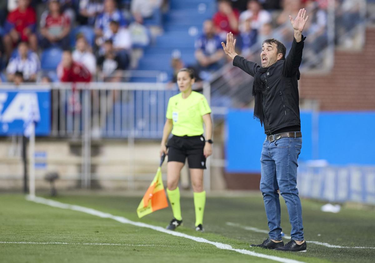 Coudet gesticula durante un partido del Alavés.