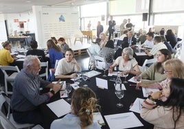 Algunos de los participantes, en pleno diálogo.