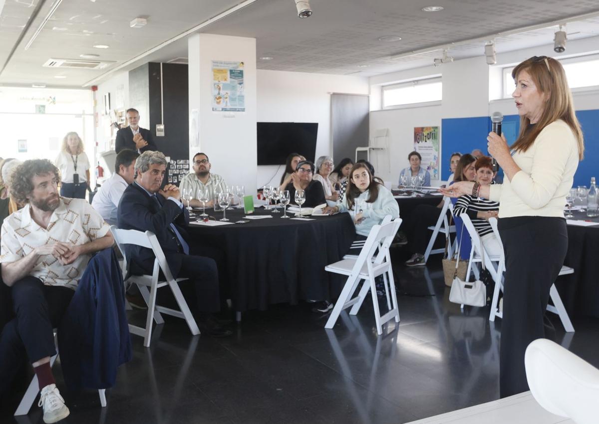 Imagen secundaria 1 - Ainhoa García e Izan, con la obra creada por Idoia Kareaga para la ocasión. Marije expone las conclusiones de su mesa. Gonzalo Portugal, en plena interpretación.