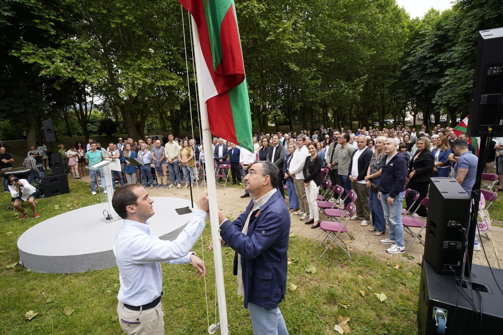 Ansola y Esteban izan la ikurriña al comienzo del acto.