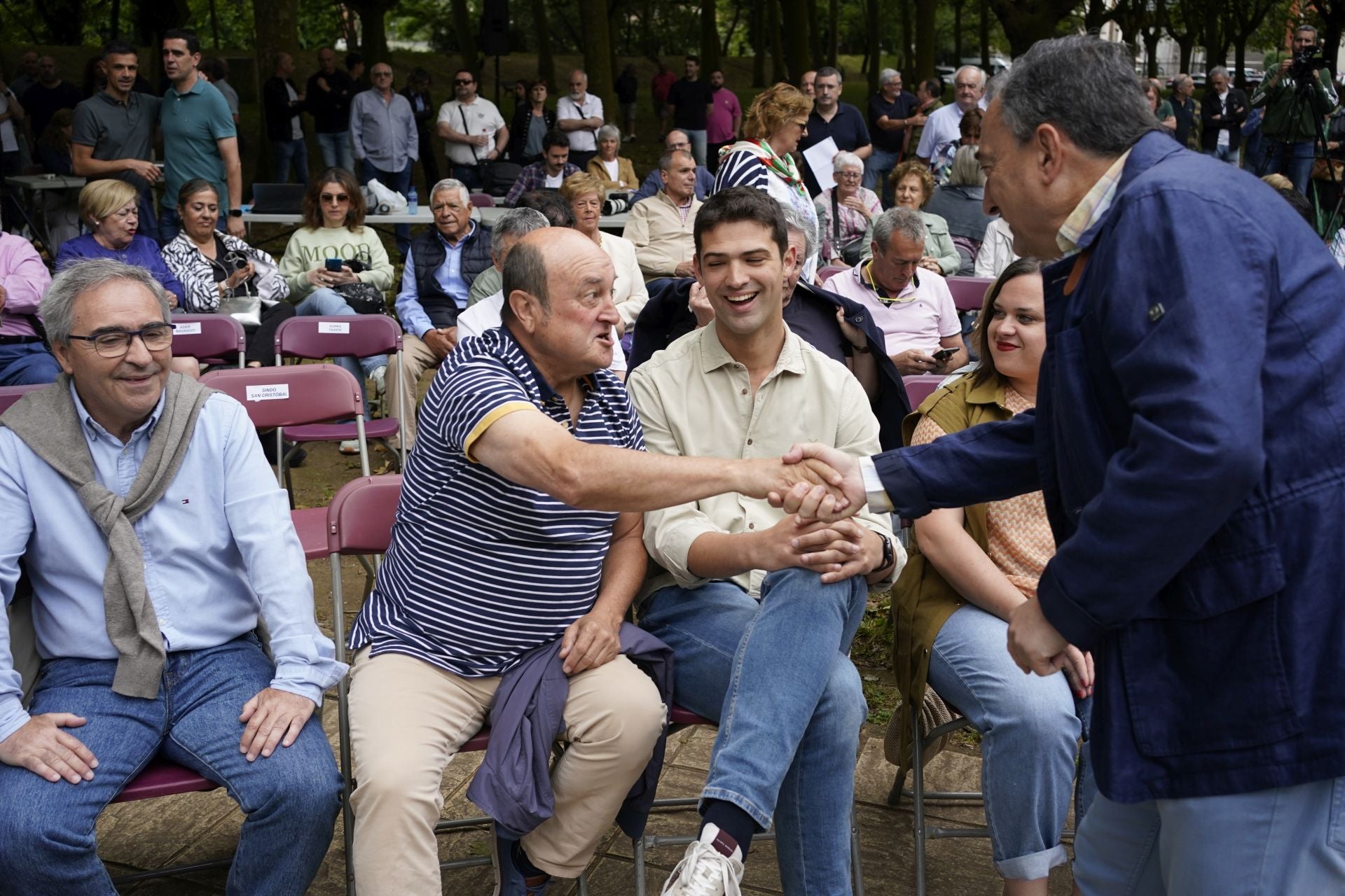 Ortuzar y Esteban se saludan antes del acto.