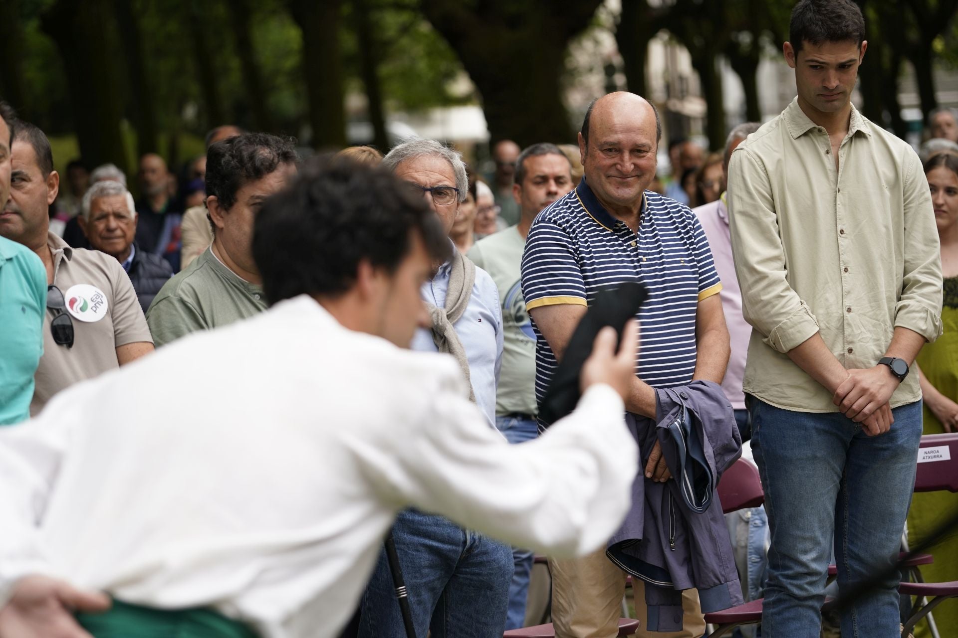 Ortuzar y Díez Antxustegi, durante el aurresku de honor.