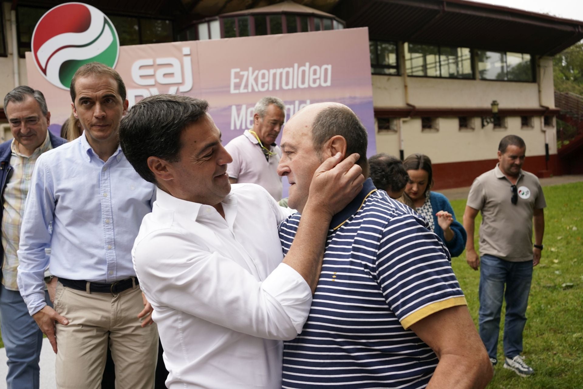 Pradales se abraza con Ortuzar al término del acto de homenaje.