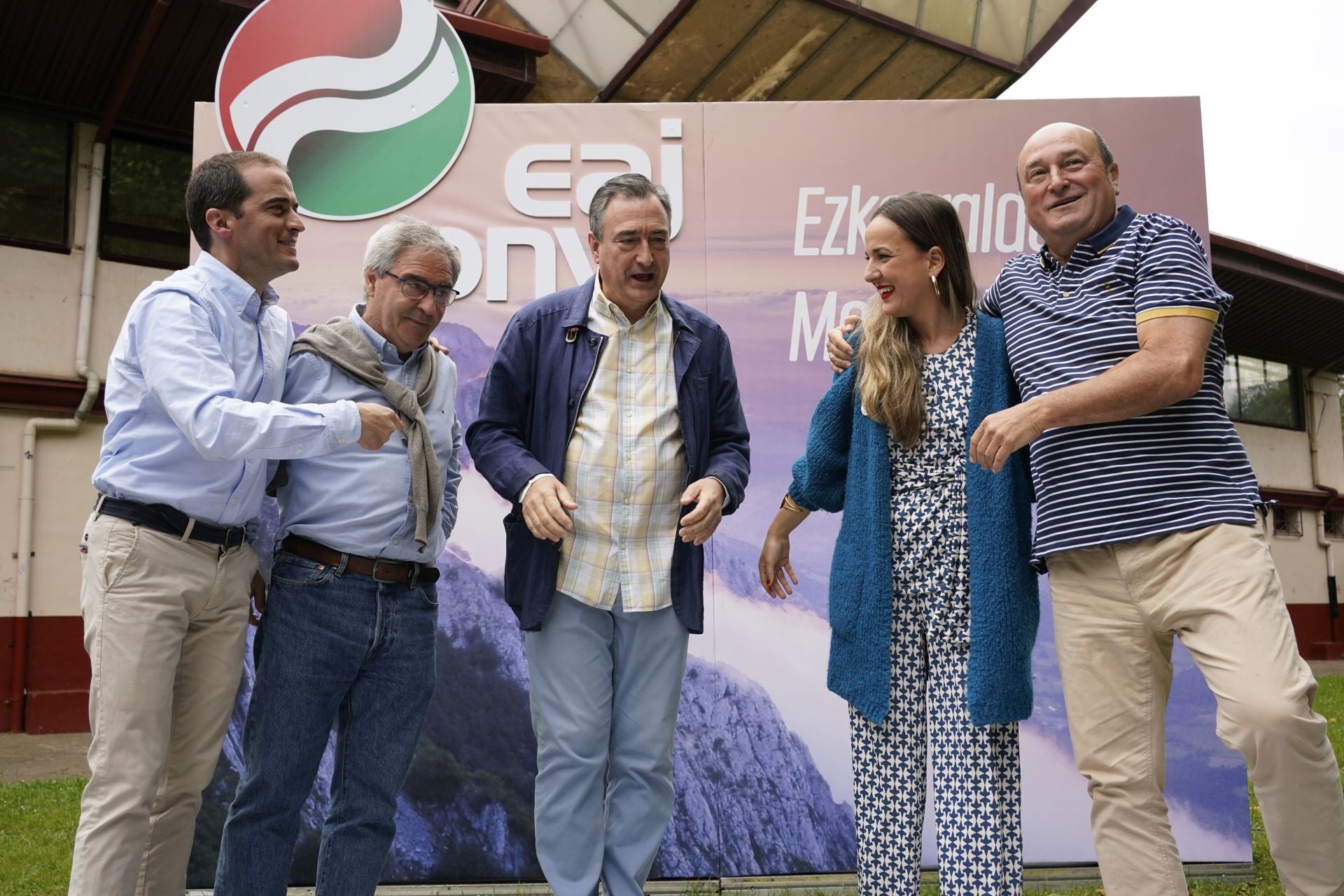 Ansola, Aurrekoetxea, Esteban, Andreu y Ortuzar, en la entrega de regalos en el homenaje.