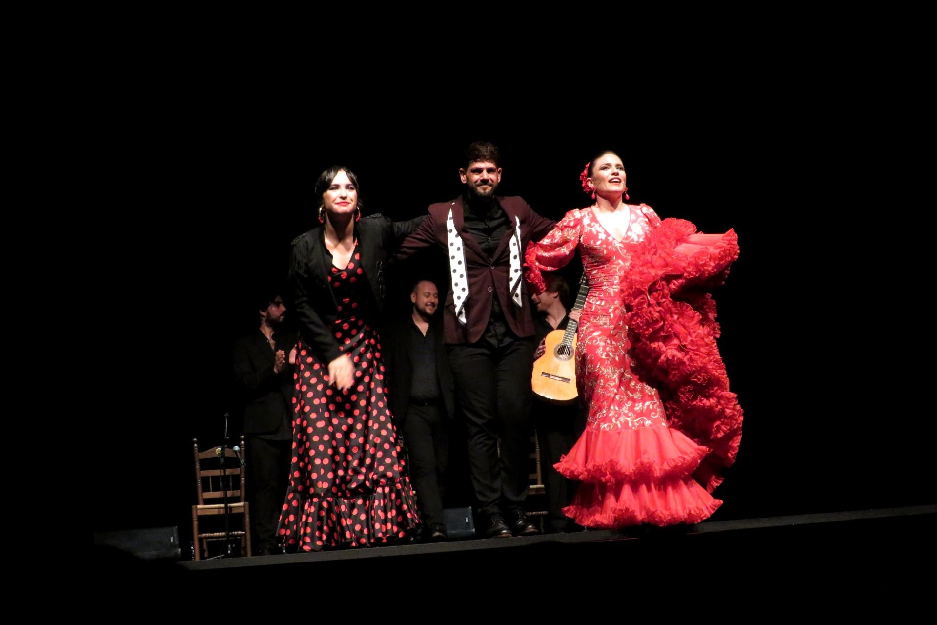 Aitana Rousseau, Ángel Reyes y Salomé Ramírez en los saludos finales.