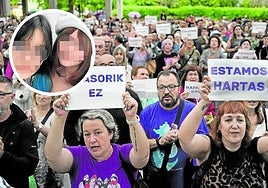 Indignación. Centenares de personas mostraron ayer por la tarde su repulsa ante el caso de violencia vicaria en una concentración en la plaza de Rekalde.