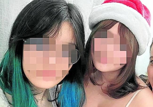 Jasmine Eva junto a su mejor amiga.