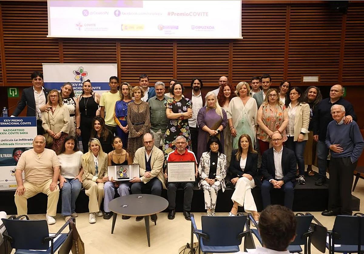 Foto de familia de víctimas de ETA junto al equipo de la película 'La infiltrada'.