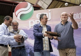 Aitor Esteban hace entrega de un regalo, una pelota, a Andoni Ortuzar en un acto en Muskiz.