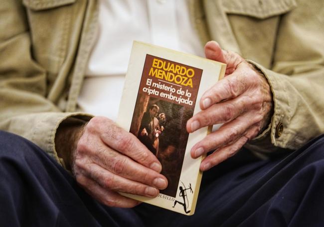 El escritor sostiene una edición en bolsillo de una de sus novelas más populares, 'El misterio de la cripta embrujada'.