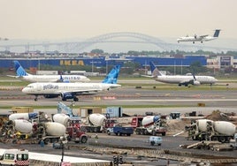 Las hormigoneras, en primer término, trabajaban la semana pasada a destajo en el aeropuerto de Newark.