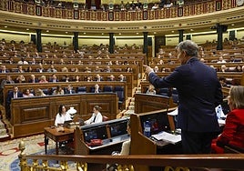 El presidente del PP, Alberto Núñez Feijóo se dirige al presidente del Gobierno, Pedro Sánchez.