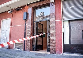 Portal del edificio donde se cometió el crimen.