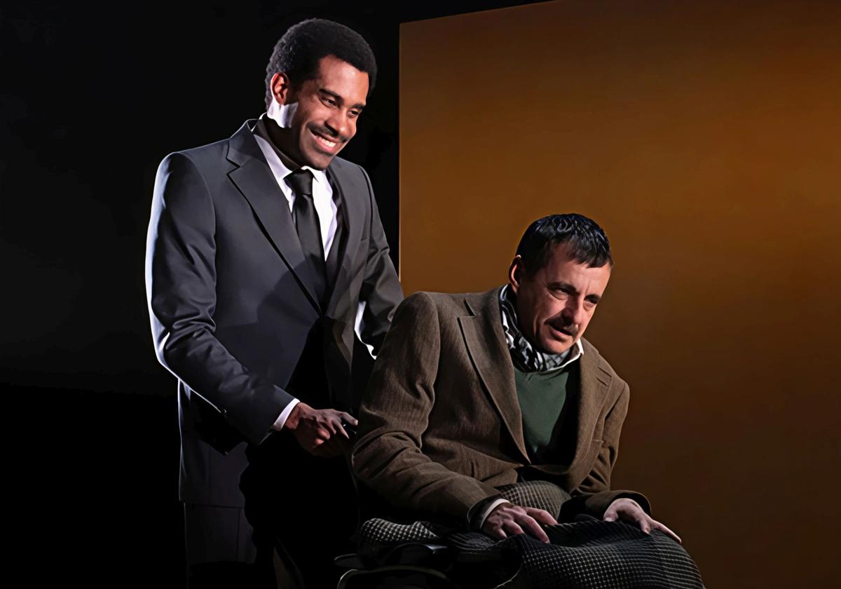 Prince Ezeanym tira del carro con Jorge Basanta en una escena de 'Los dos hidalgos de Verona'.