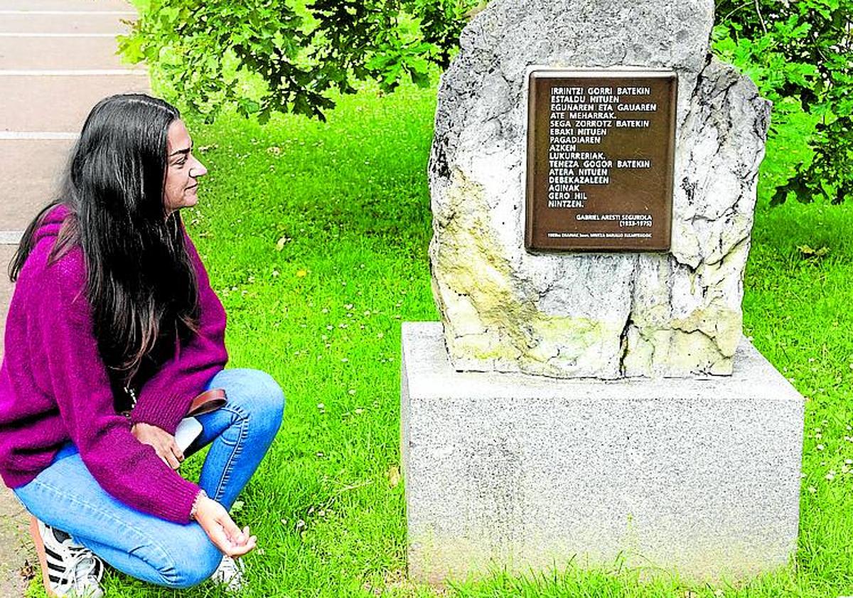 Imagen principal - 1. Una joven contempla el monolito del parque. 2. La placa del frontón. 3. La escuela de Elcano.
