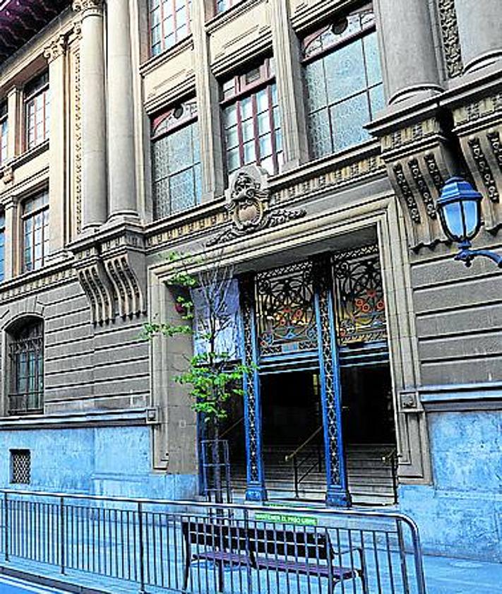 Imagen secundaria 2 - 1. Una joven contempla el monolito del parque. 2. La placa del frontón. 3. La escuela de Elcano.