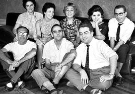 Aresti, primero por la derecha (con su hermano Juan Mari detrás), en el estudio de Rafael Figuera, con Ángela Figuera en el centro.