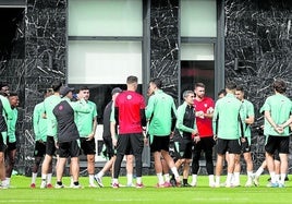 Ernesto Valverde y su plantilla, en un entrenamiento en Lezama.
