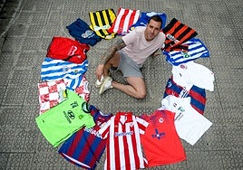 Urko Vera posa con camisetas de los clubes que ha defendido.